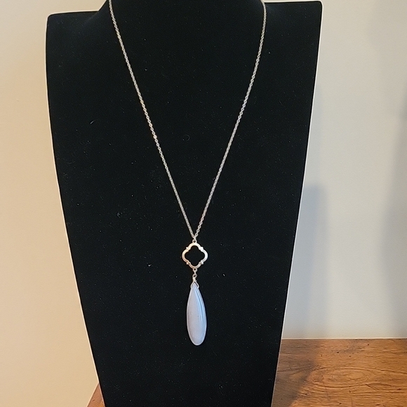 Gray Agate Pendant on Gold Tone Chain - Picture 1 of 1